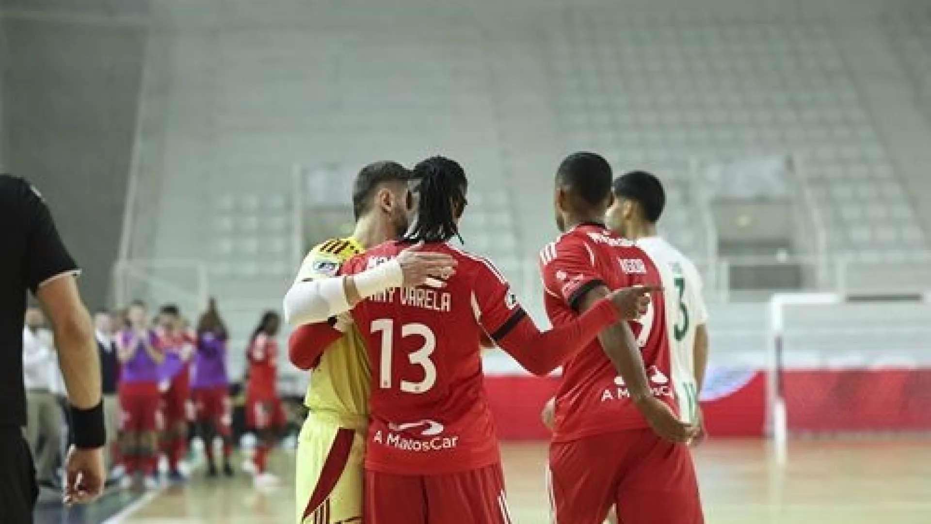 Benfica sofre, mas vence Rio Ave e espera por Sporting ou Leões nas meias