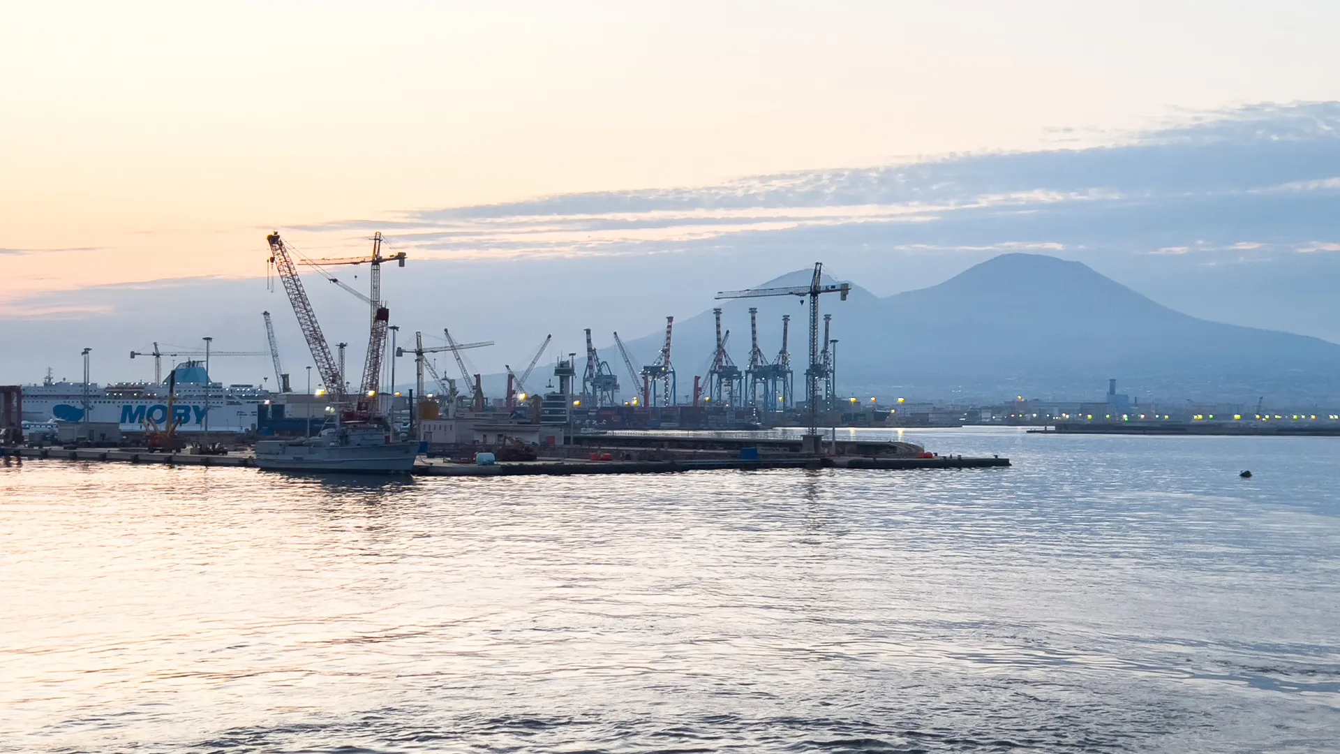 
                    Índia negoceia reforço das reservas de petróleo face à crise no Golfo
                