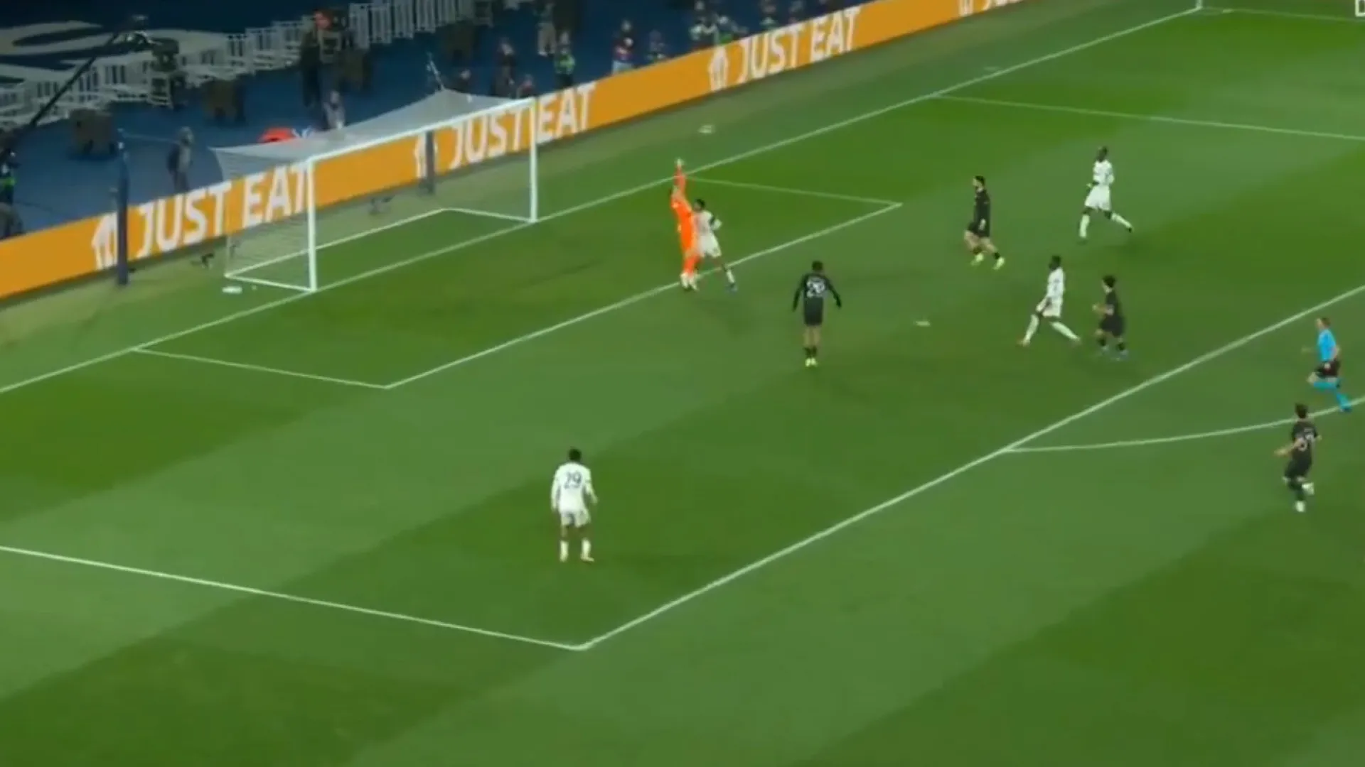 
                    Que classe. Vitinha marca contra o Chelsea com chapéu para ver e rever 
                