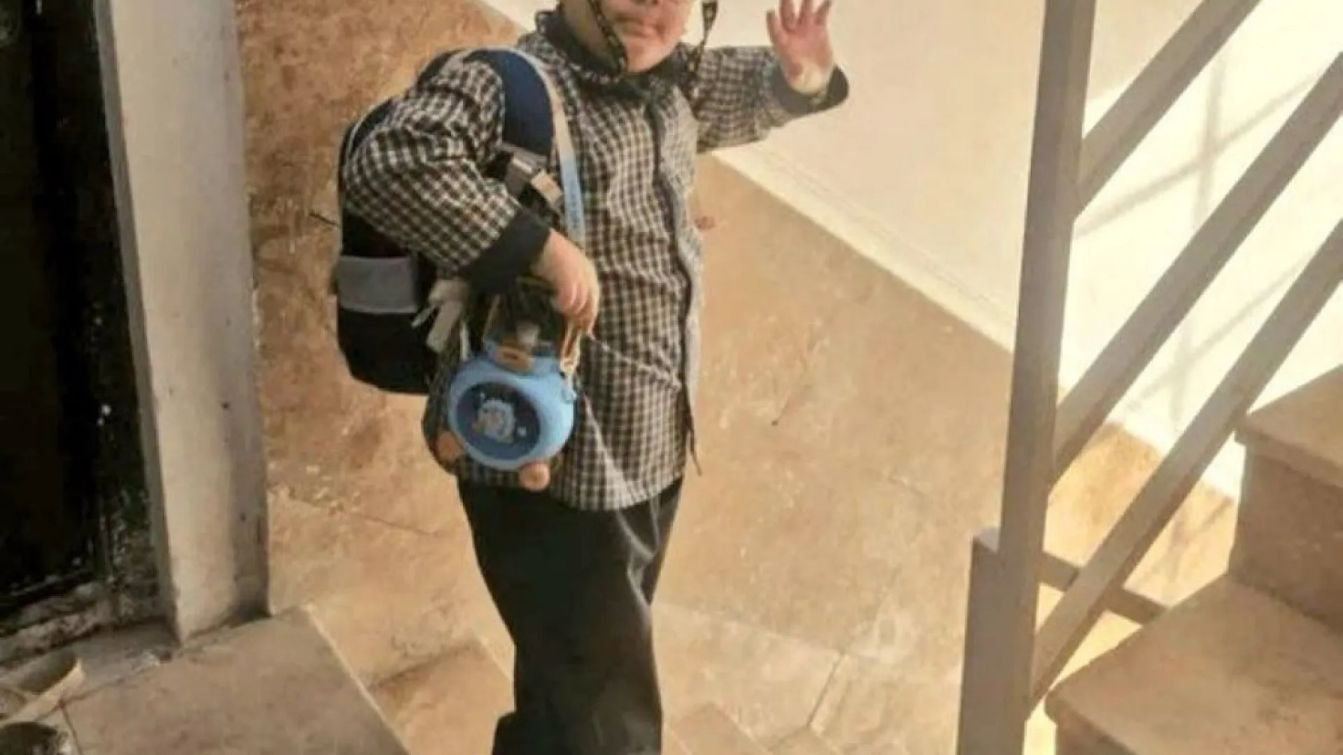 
                    Foto de menino que morreu no Irão viraliza: Estava a despedir-se da mãe
                