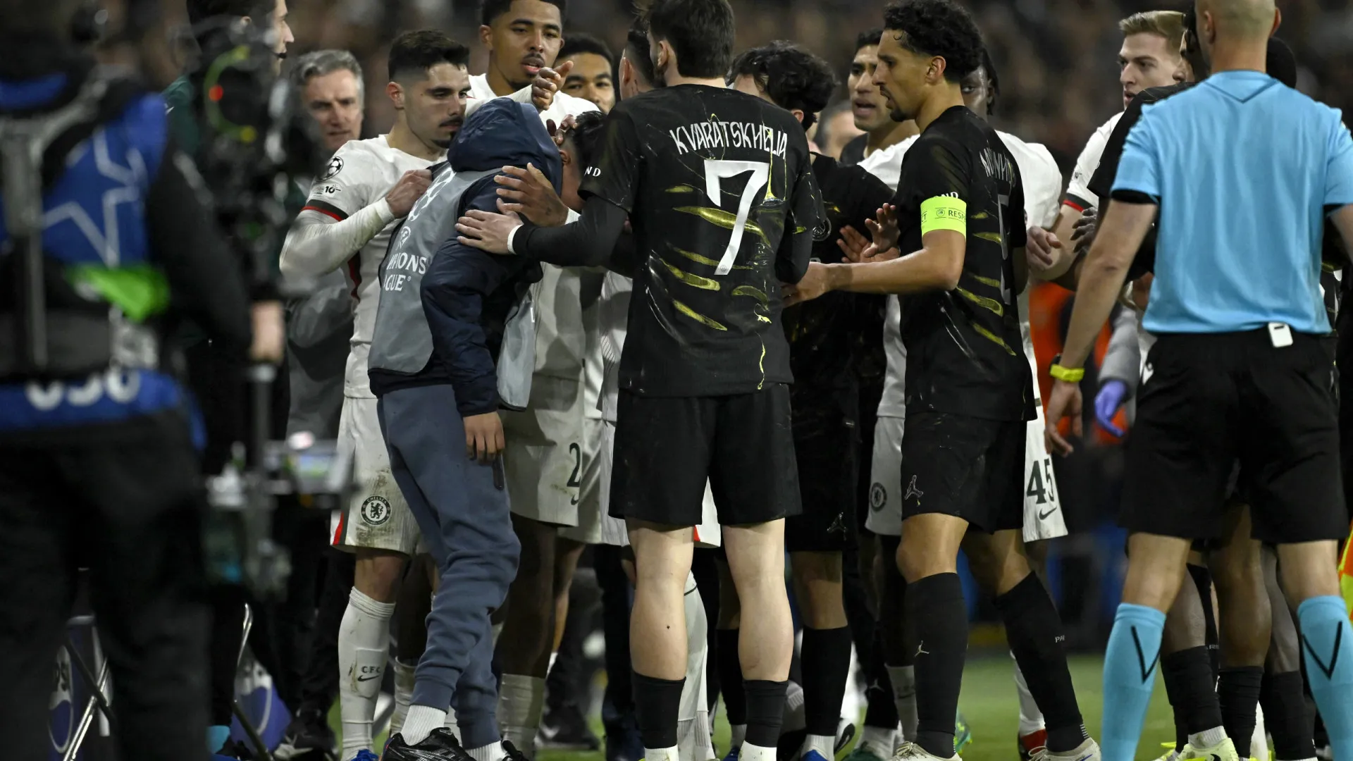 
                    Pedro Neto atira apanha-bolas ao chão, arma confusão e pede desculpa
                