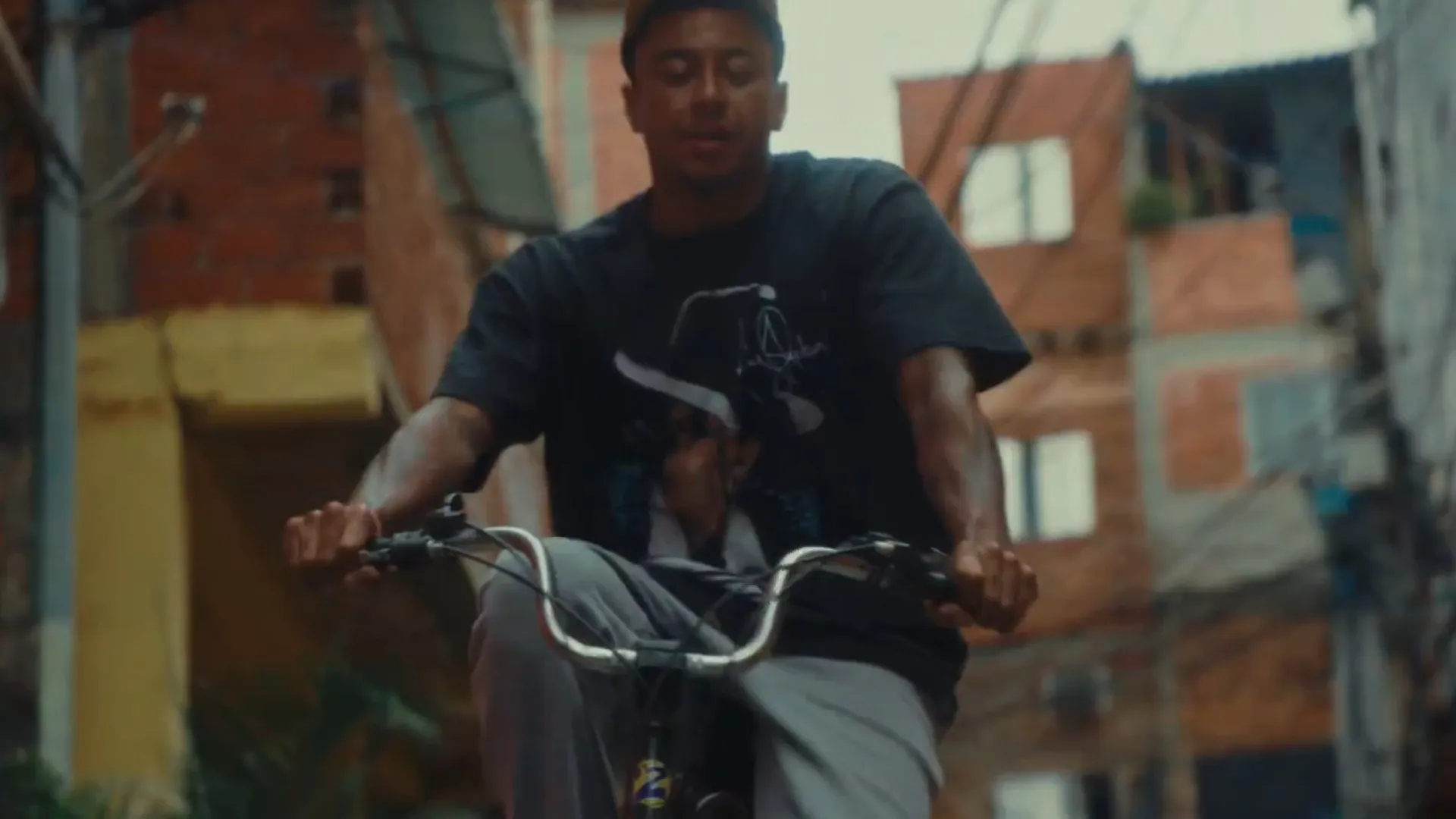 Do Manchester United à favela. A nova vida de Jesse Lingard