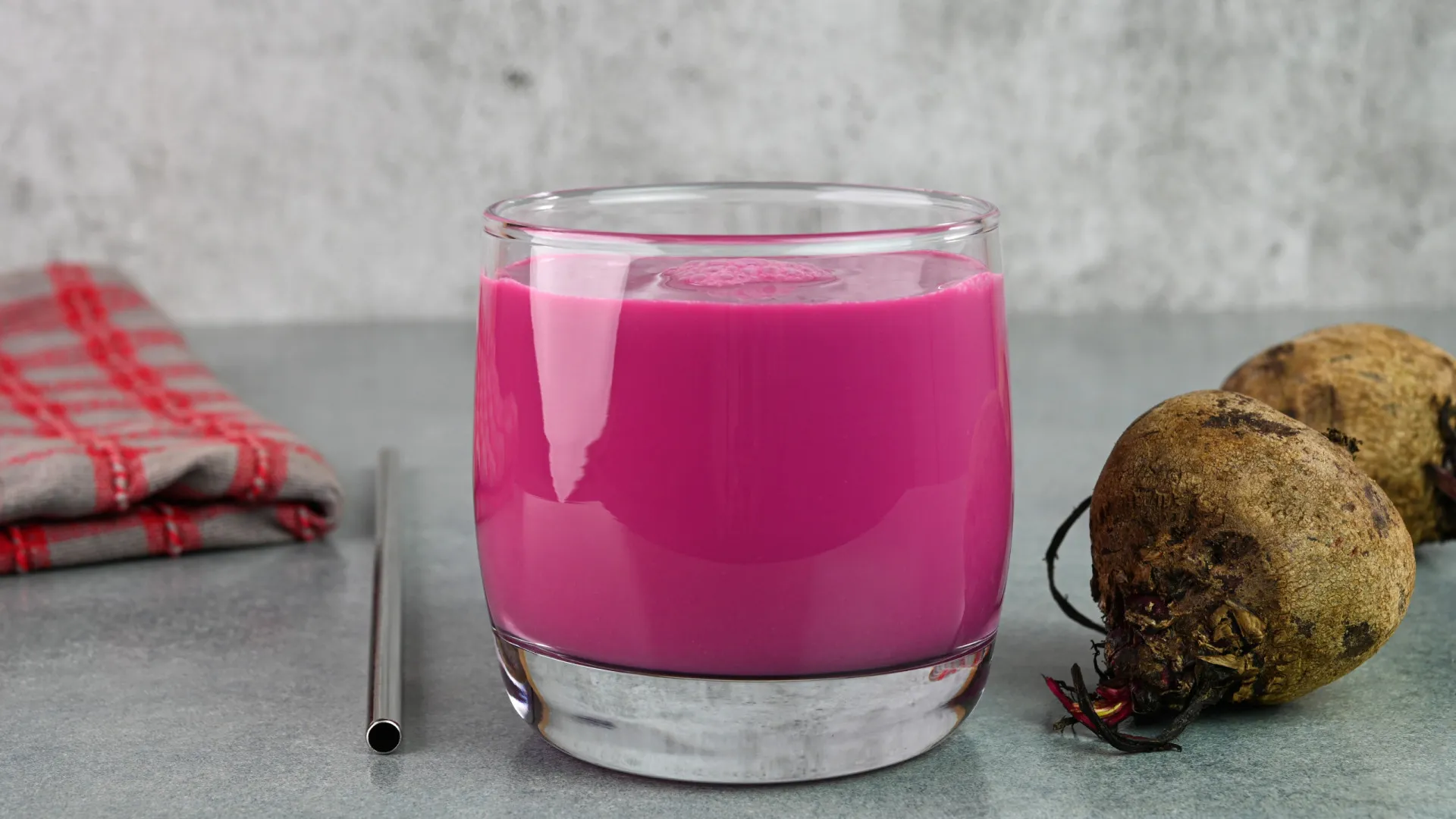 Smoothie cor-de-rosa (levemente picante) para receber a primavera