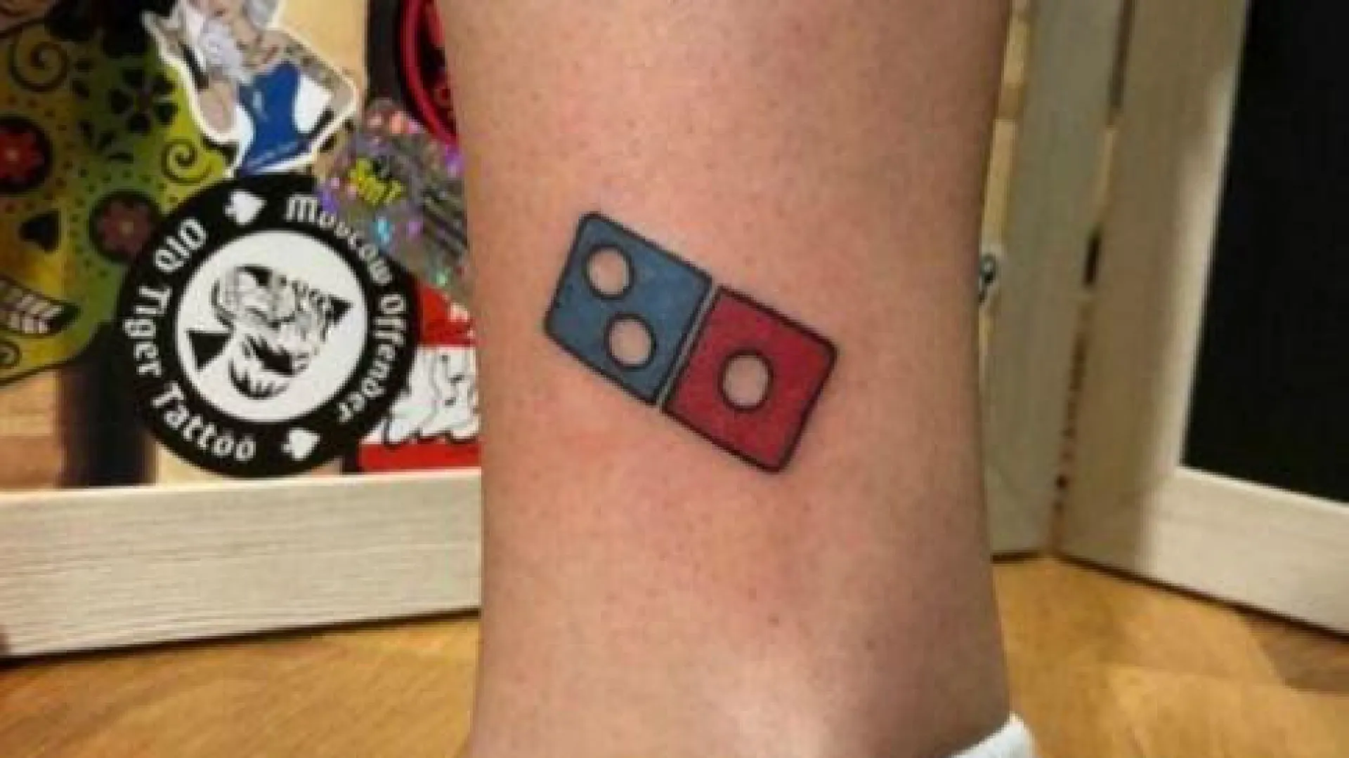 
                    Faz tatuagem para ter pizas grátis para a vida... e perde direito
                