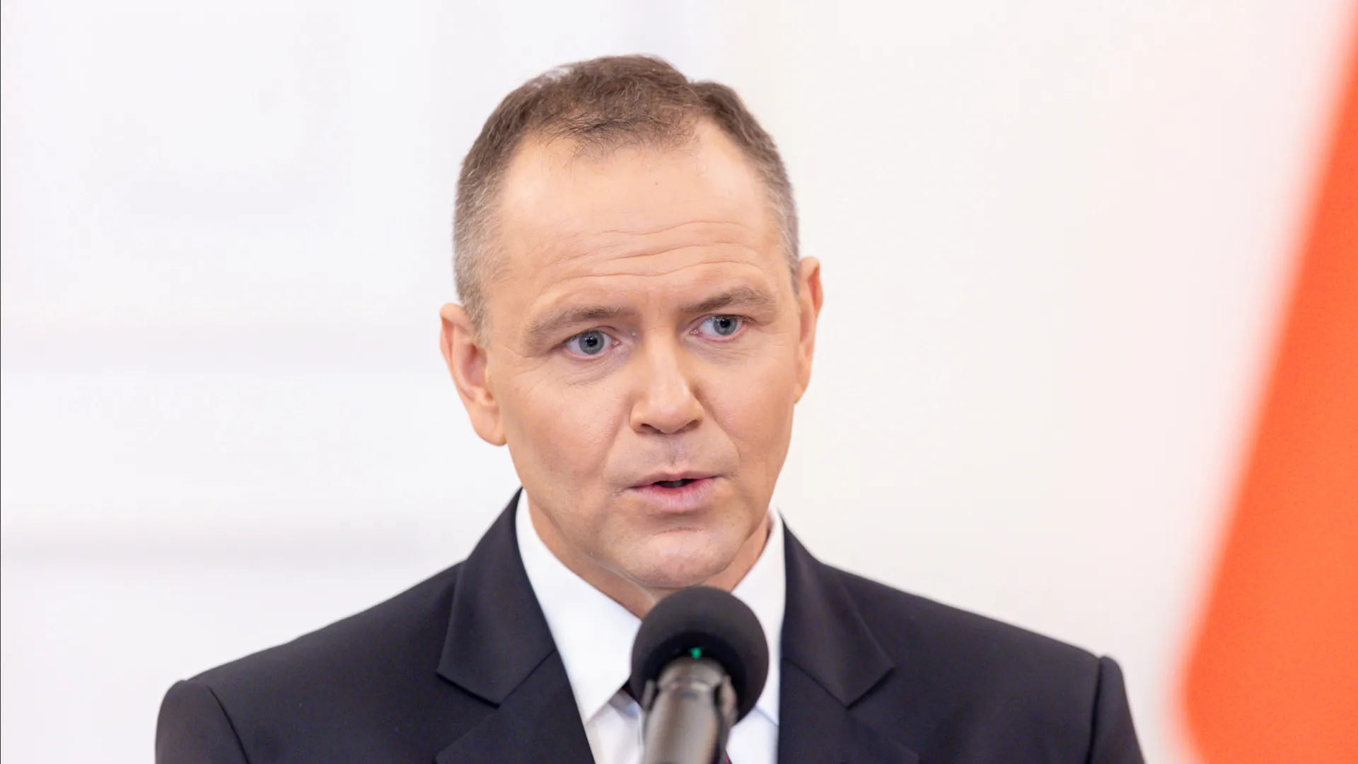 
                    Presidente polaco rejeita aquisições militares com financiamento europeu SAFE
                