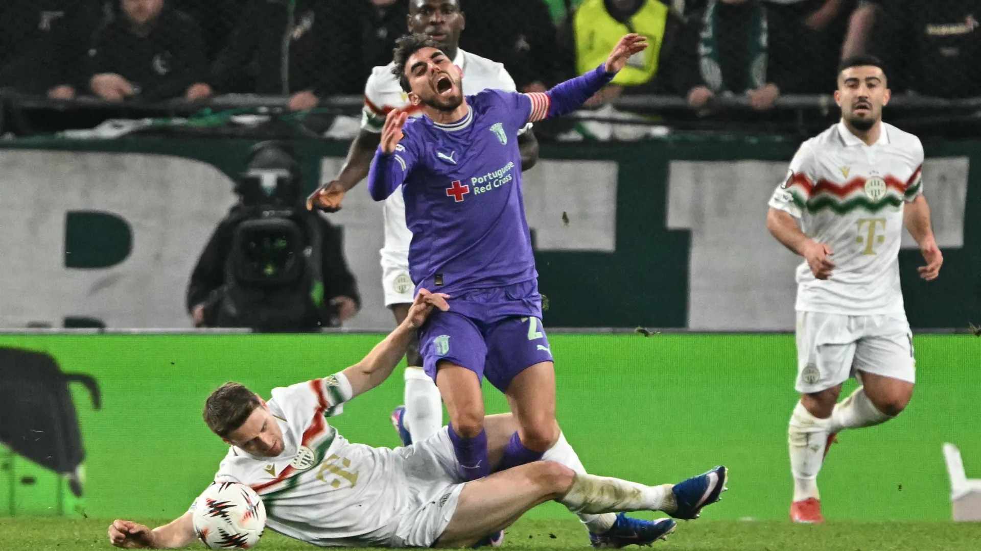 
                    Sp. Braga cai com estrondo em Budapeste e complica contas do apuramento
                