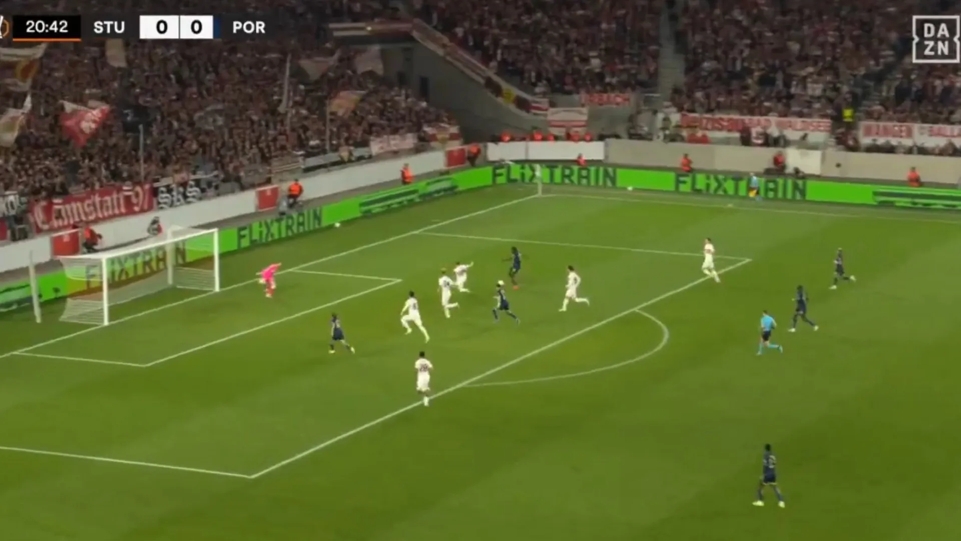 Entrada 'maravilha' e suspiros com VAR. O resumo do Estugarda-FC Porto