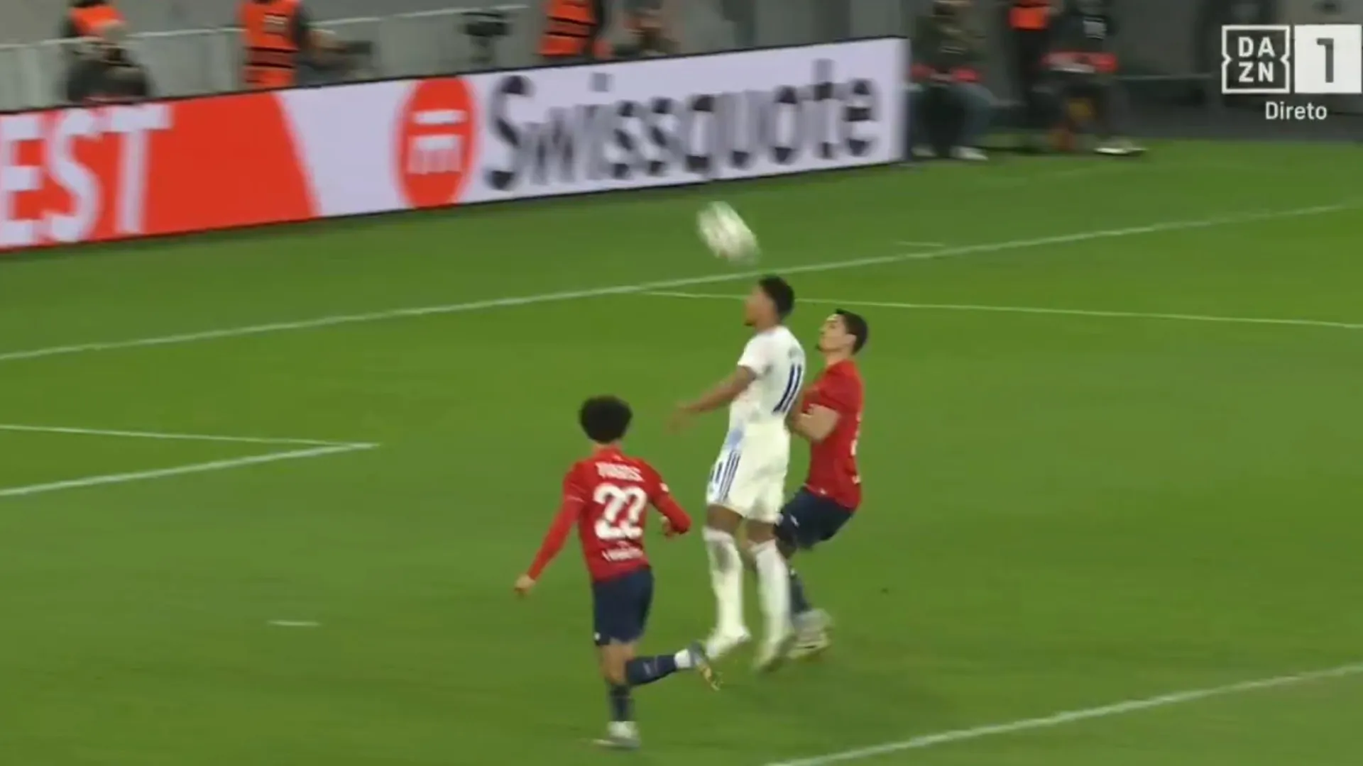 Van Persie, és tu? O golo de cabeça de Watkins que vai dar que falar