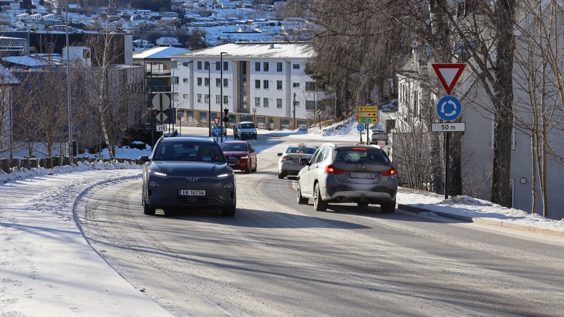 
                    O país que vendeu menos de 80 carros a combustão pura em fevereiro
                