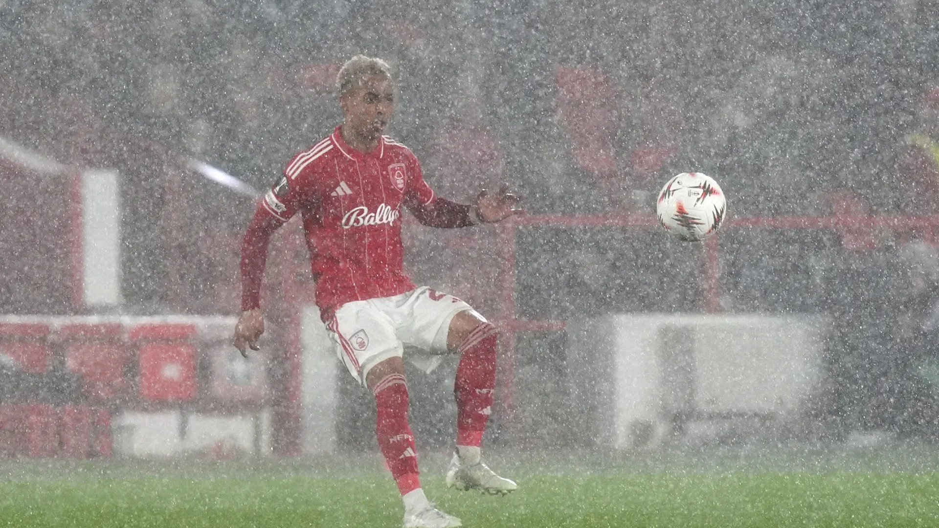 A 'flash' mais surreal da Liga Europa: "O creme escorria-me da cara..."