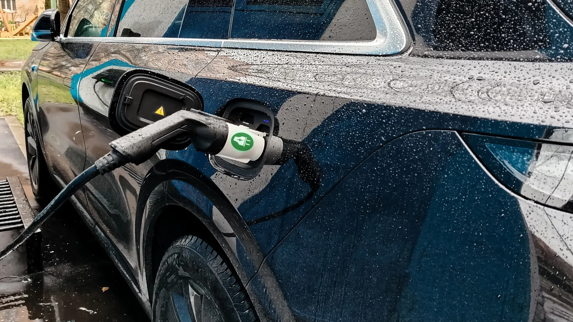 
                    Vendas globais de carros elétricos caíram 11%. Duas regiões pesaram muito
                