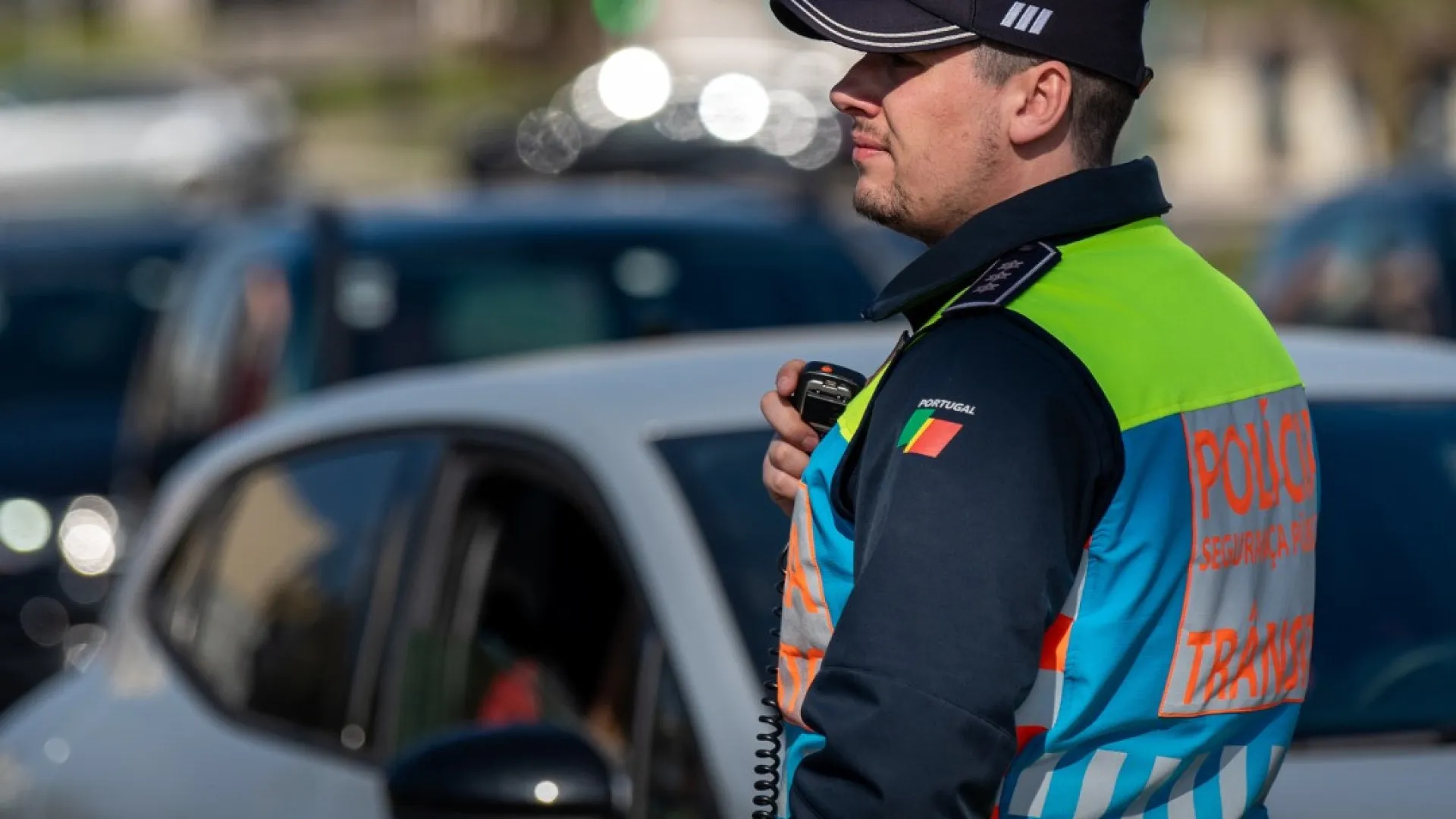 
                    Polícia de mota abalroado por dupla em fuga na 25 de Abril. Ficou ferido
                