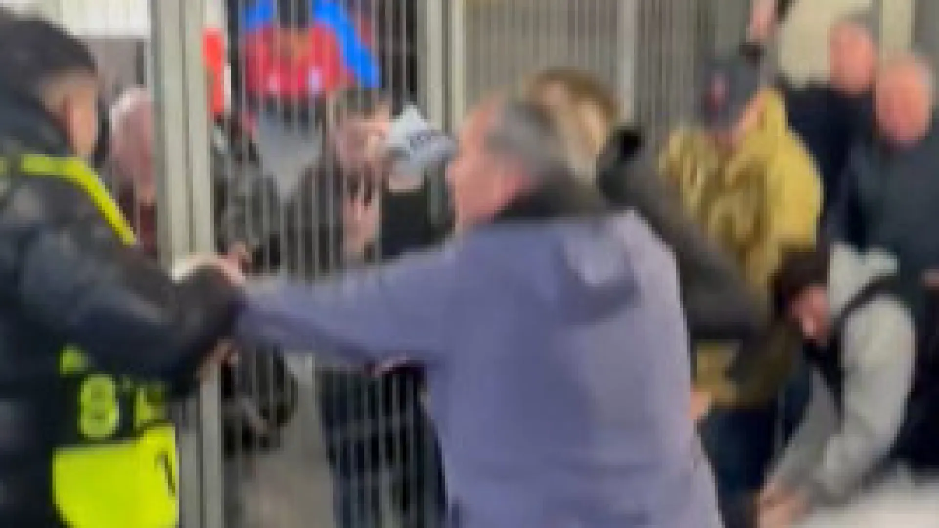 Sangue, gás pimenta... Cenário de terror no Lille-Aston Villa