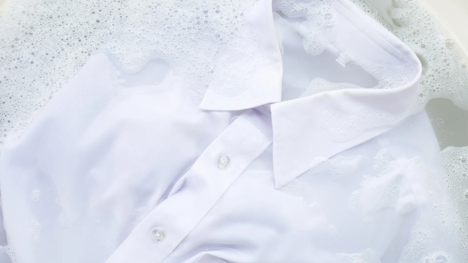 
                    Como tirar as manchas de transpiração das camisas brancas (e não só)
                