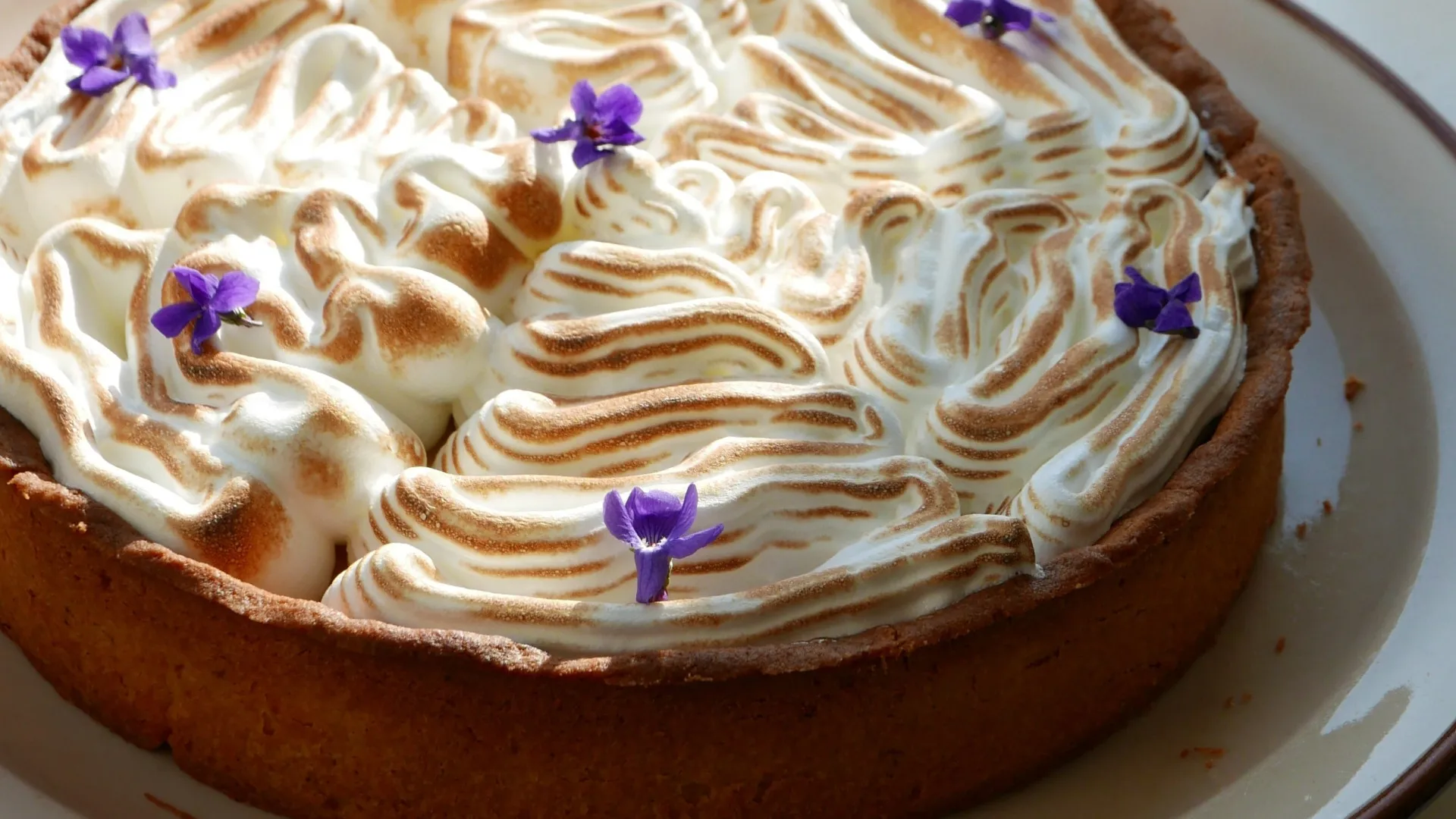 
                    Bolo com batata doce? E camada crunchy de merengue! Eis a receita de hoje
                