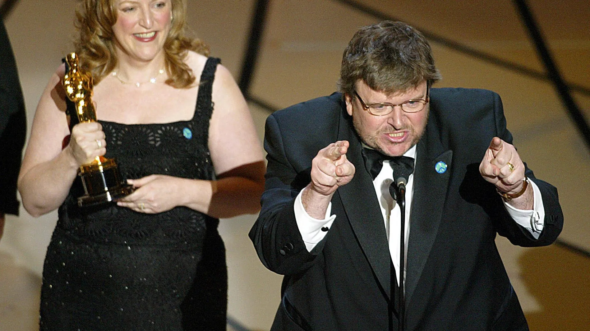 
                    Há 23 anos, Moore criticava guerra no Iraque nos Óscares. E foi vaiado
                