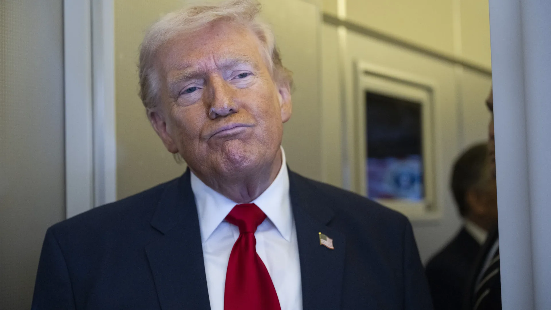 Brasil revoga visto a assessor de Trump por "falseamento de informações"