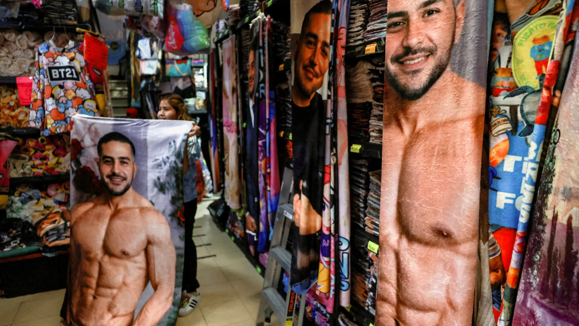 
                    Ministro mexicano faz furor no país… e há até merchandising: 