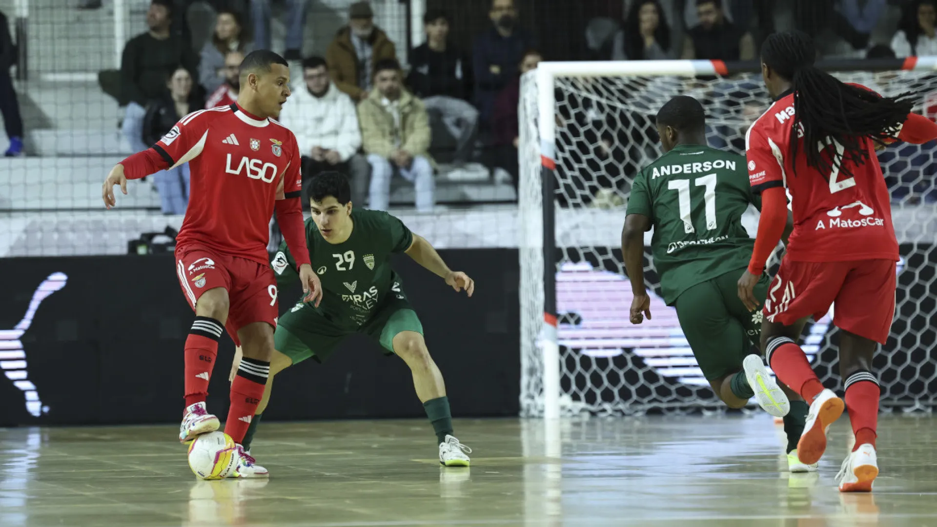 Benfica abate carrasco do Sporting e garante ida à final da Taça da Liga