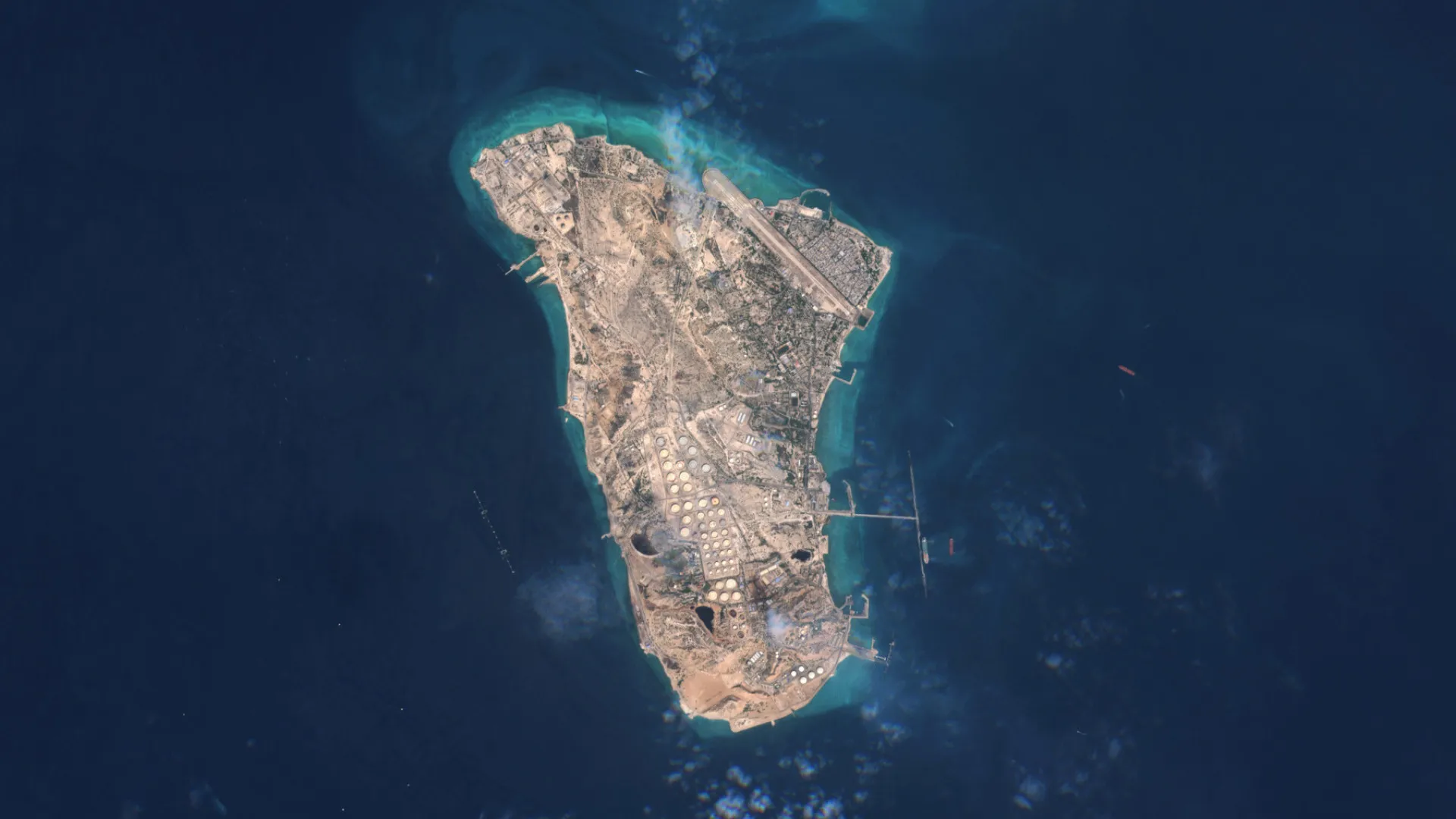 
                    Centro petrolífero iraniano na ilha de Kharg entra na guerra. Que se sabe
                