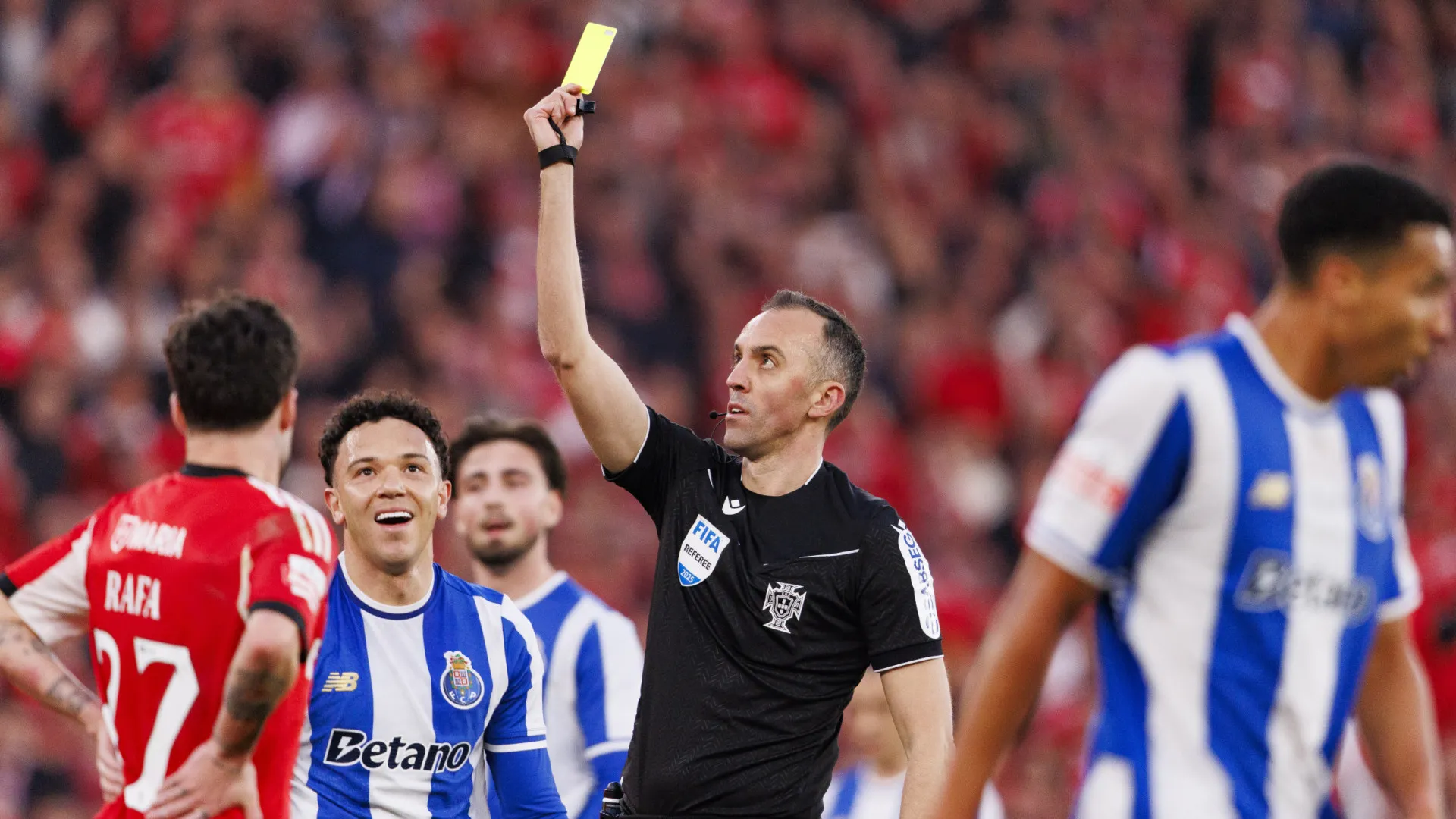 
                    Expulsões e ofertas de Simão. O relatório de João Pinheiro no Clássico
                