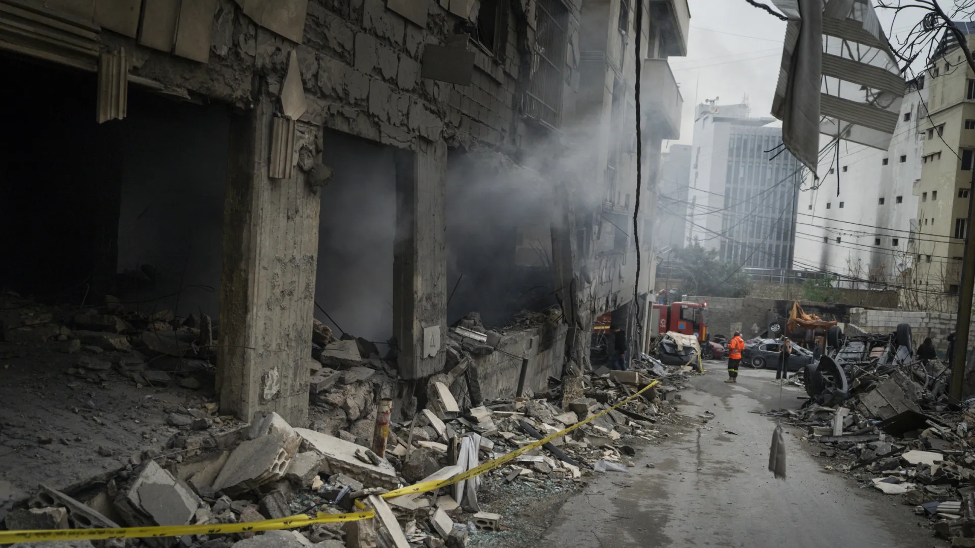 
                    Iranianos e israelitas reivindicam ataques contra objetivos-chave
                