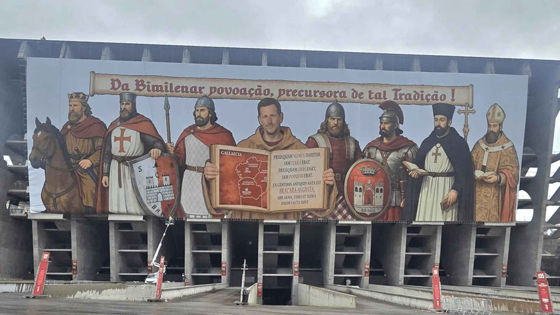 Fachada exterior do Municipal de Braga já tem 'Muralha da Liberdade'