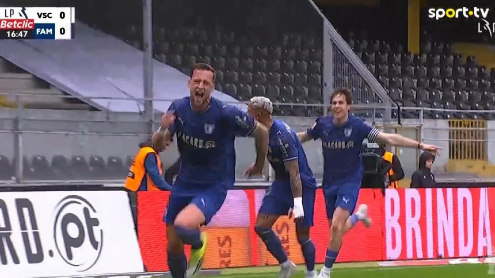 
                    À ponta de lança. Defesa do Vitória fez o que não devia e Haas aproveitou
                