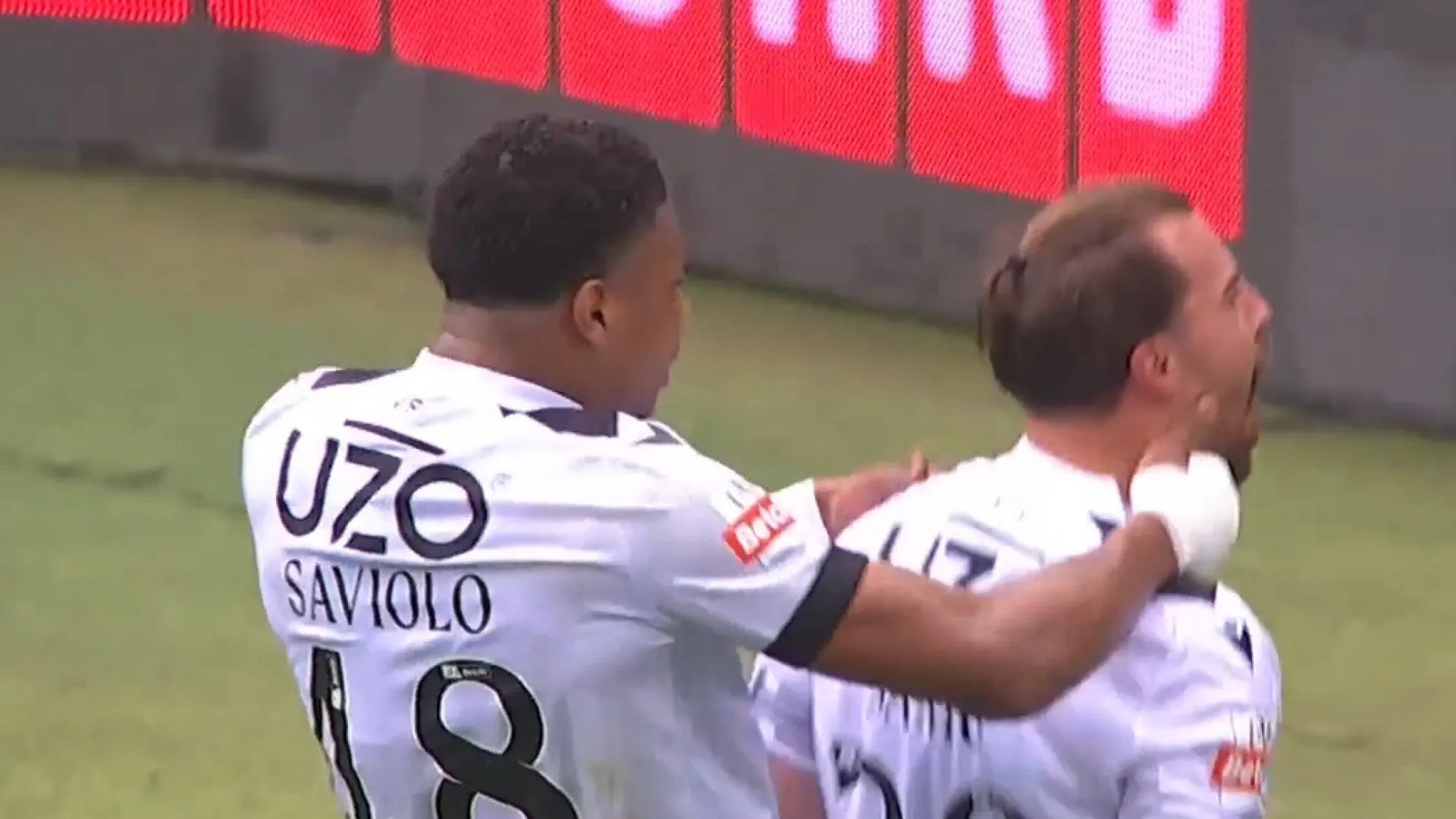 
                    Para ver e rever. O golaço de Samu no dérbi que fez o estádio ir abaixo
                