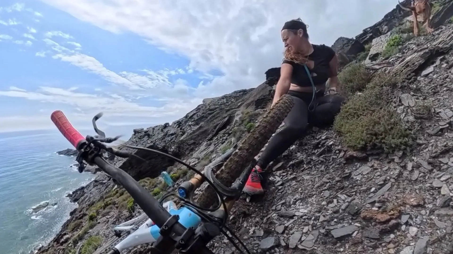 
                    Ciclista filma própria queda em penhasco. 