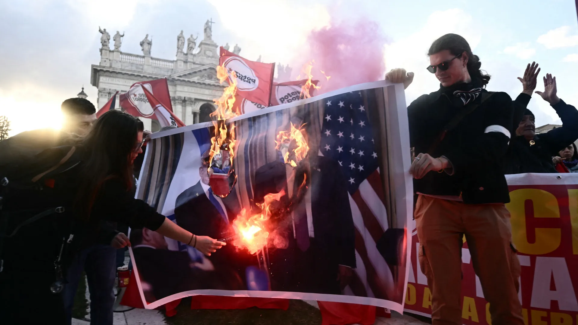 
                    Manifestantes protestam em Itália contra a guerra e o governo de Meloni
                