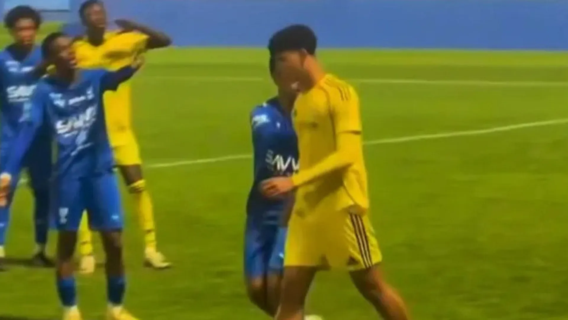 
                    'Ui, ui'. Filho de Cristiano Ronaldo é empurrado e pormenor salta à vista
                