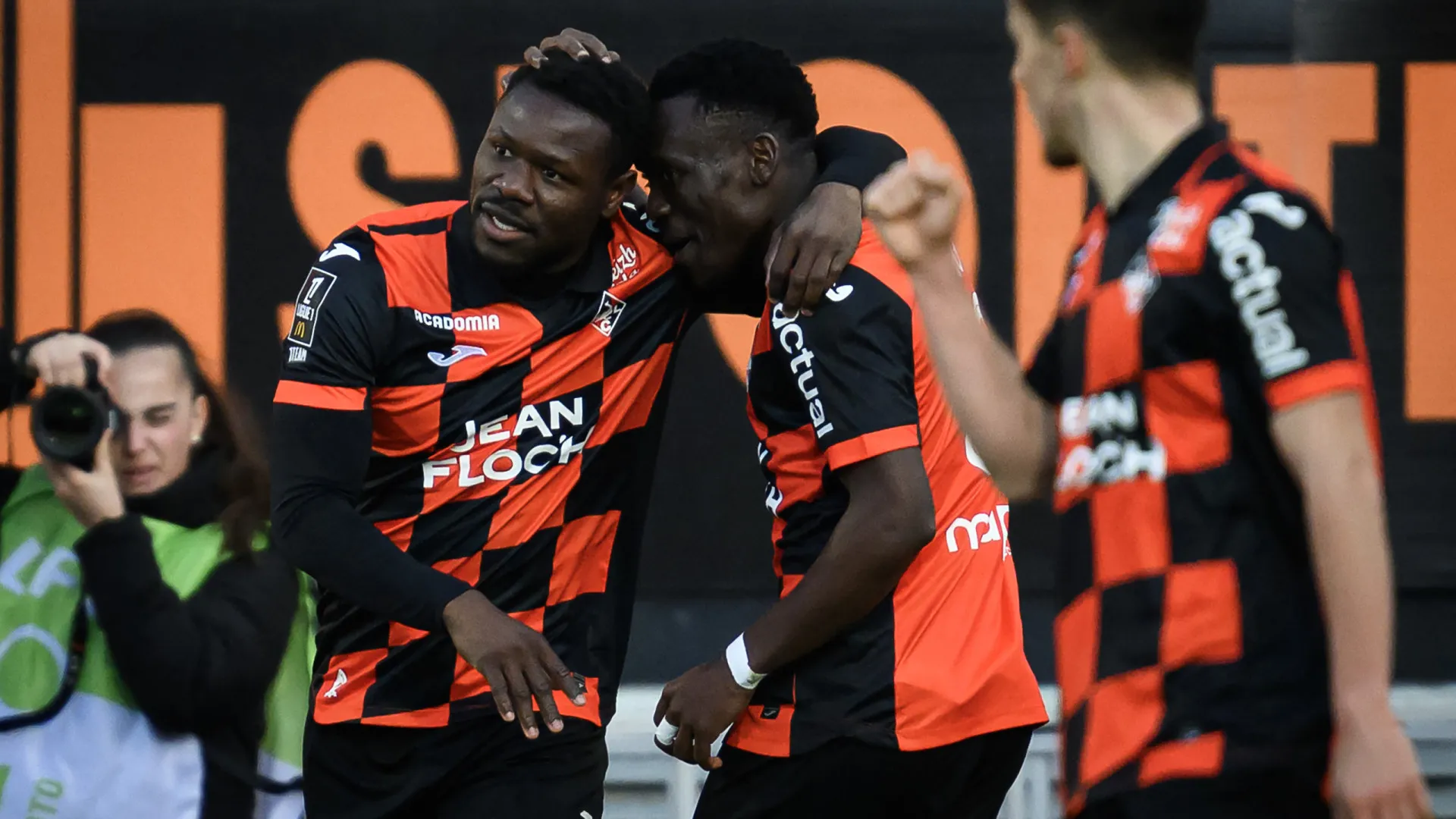 
                    Lens perde com Lorient e pode ver Paris Saint-Germain fugir no topo
                