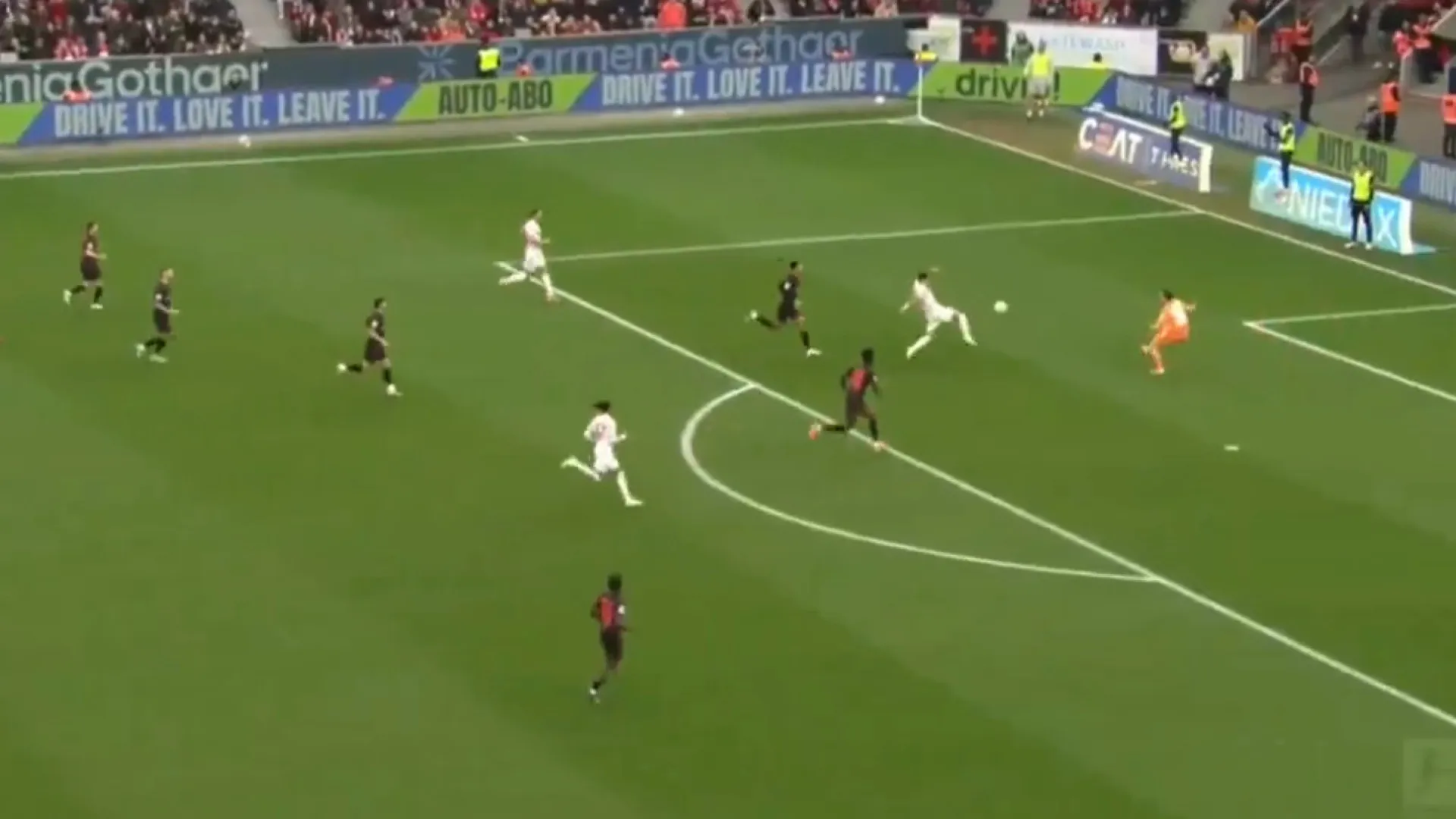 Luís Diaz mergulhou, foi expulso e deixou Bayern Munique reduzido a 9