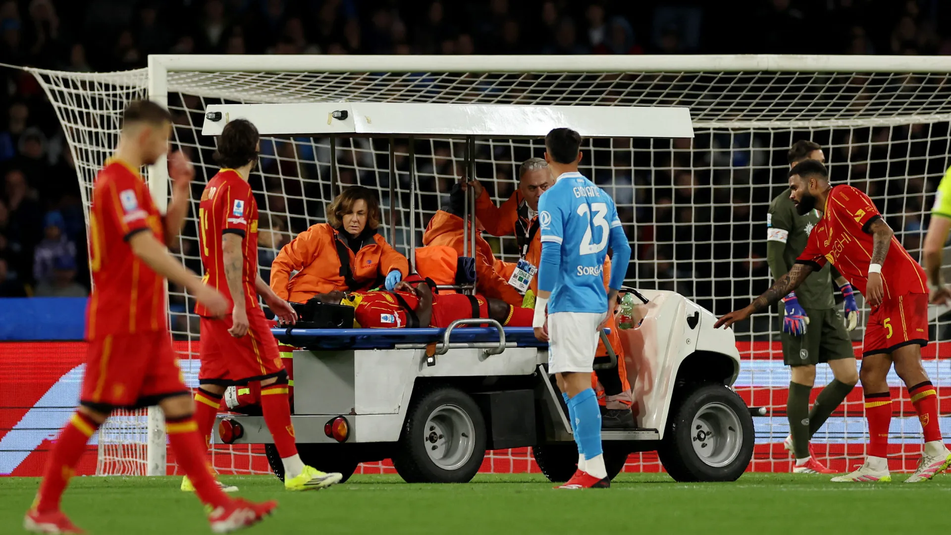 Drama em Itália. Jogador sente dor no peito, cai no relvado e sai de maca
