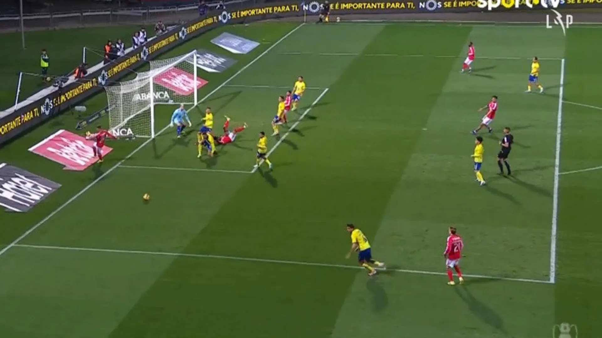 Polémica em Arouca. Pavlidis ficou a pedir grande penalidade neste lance