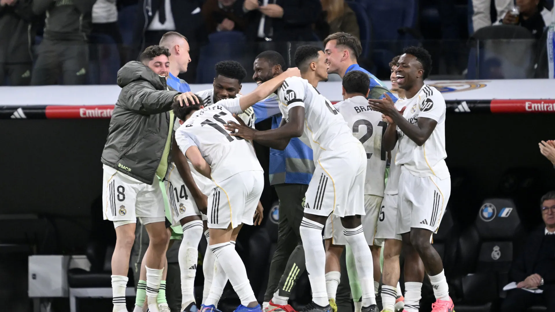 
                    Real Madrid goleia Elche e mantém pressão sobre o líder Barcelona
                