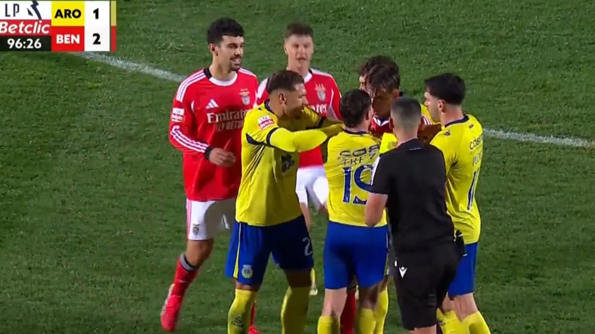 
                    Caldo entornado em Arouca. Trezza e Dedic expulsos por causa disto
                