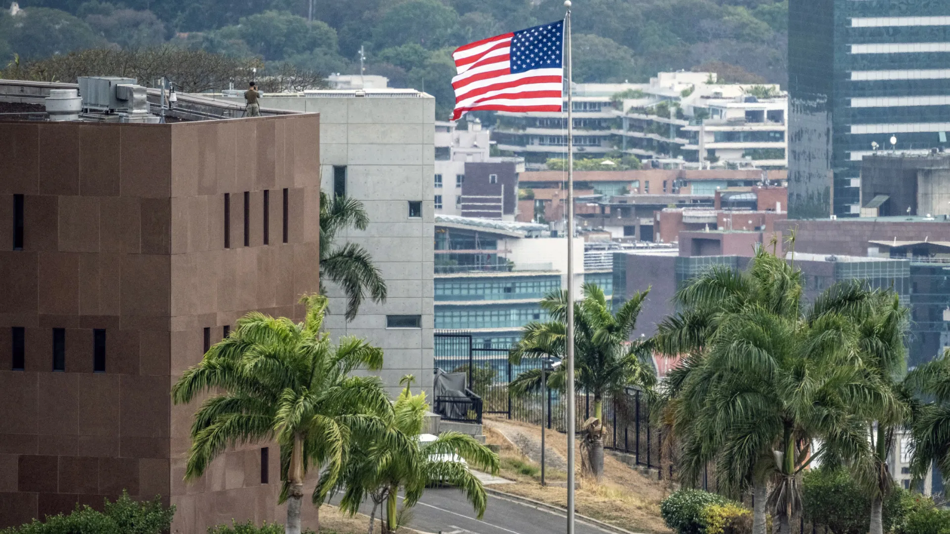 Estados Unidos voltam a hastear bandeira na embaixada em Caracas