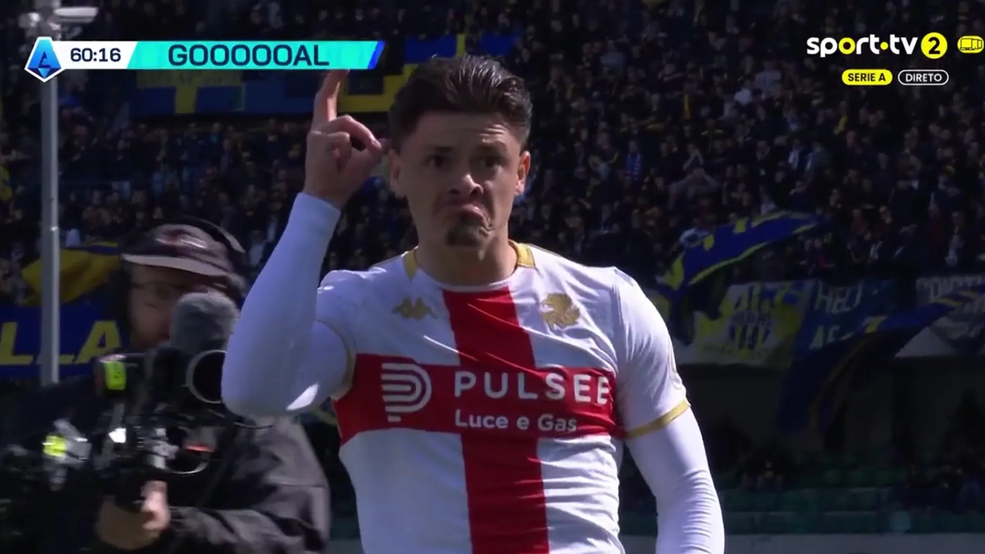 Vai correr mundo. Vitinha saltou do banco para marcar este golaço