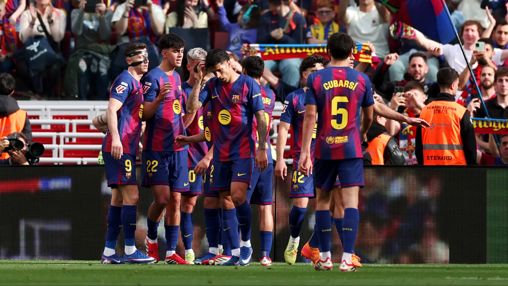 Cancelo marca, Sevilla é amassado e Barcelona consolida topo com polémica