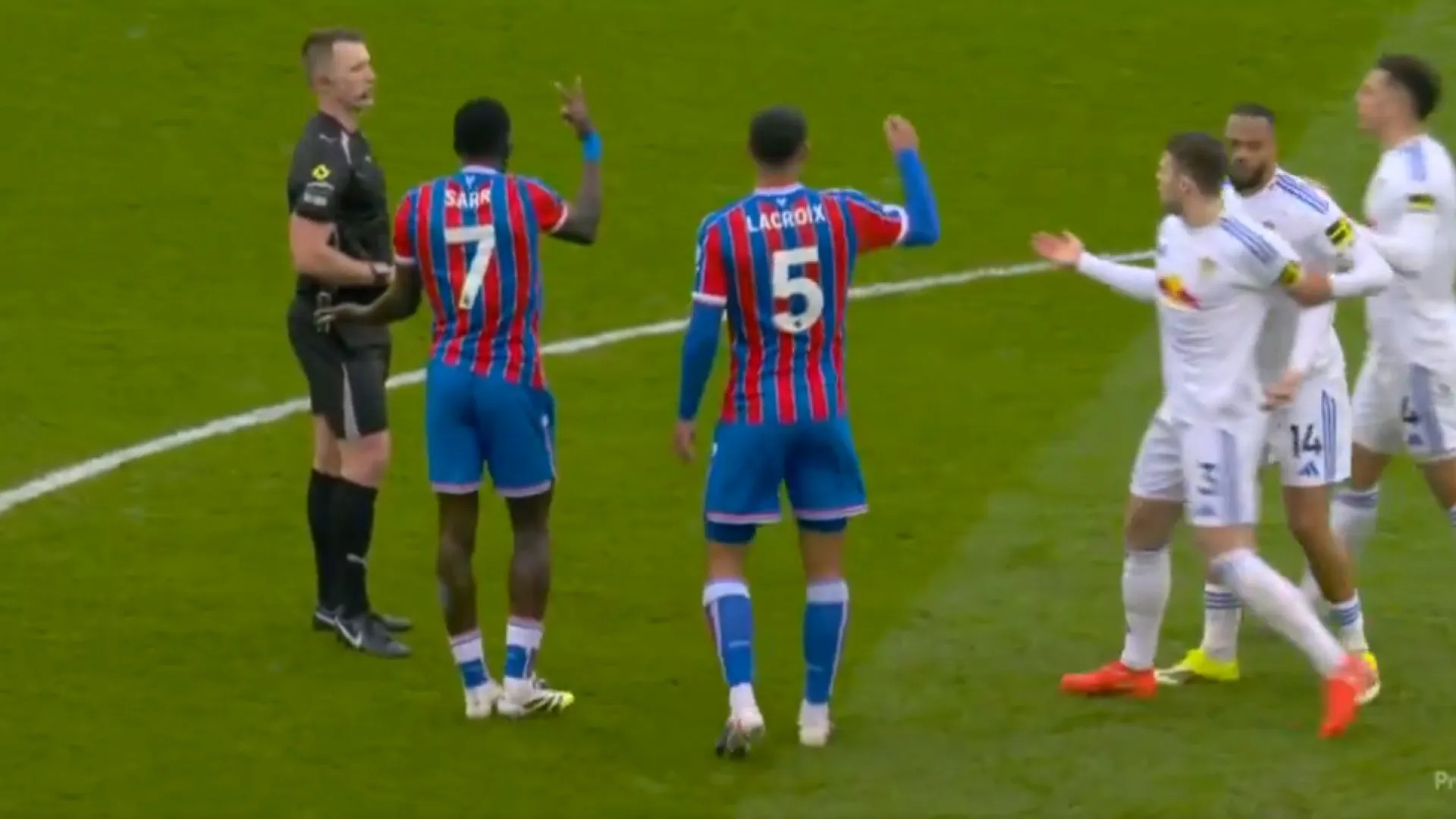 Surreal. Árbitro é avisado que tem de expulsar jogador já com um amarelo