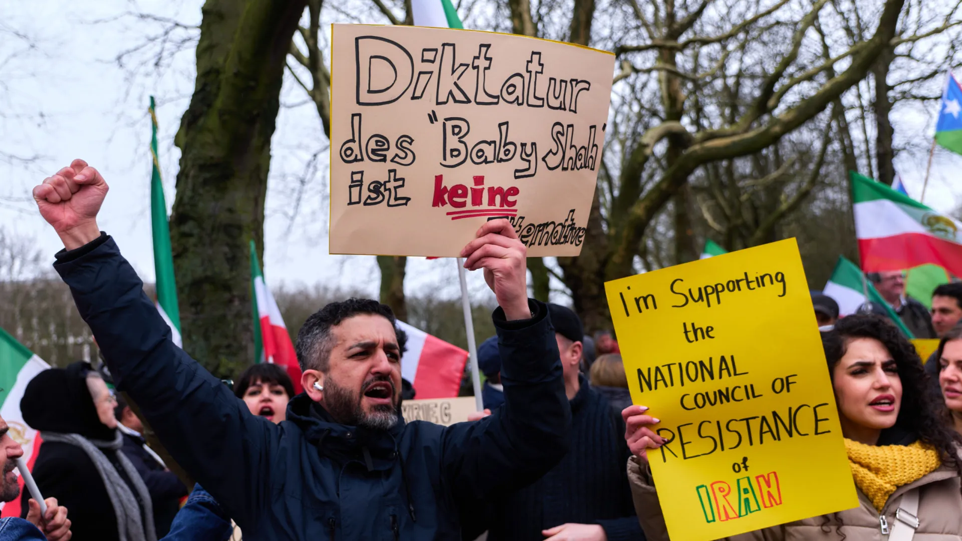 
                    Milhares manifestam-se em Hamburgo pela mudança de regime no Irão
                