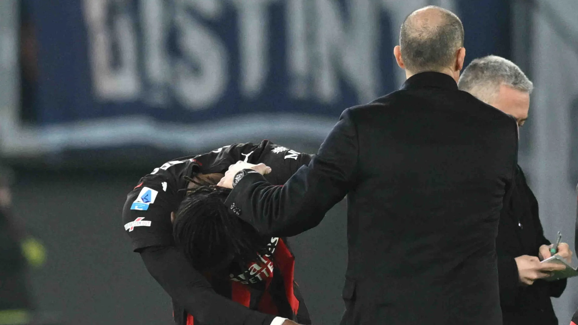 
                    AC Milan perde, deixa Inter fugir e Leão entra em confronto com Allegri
                