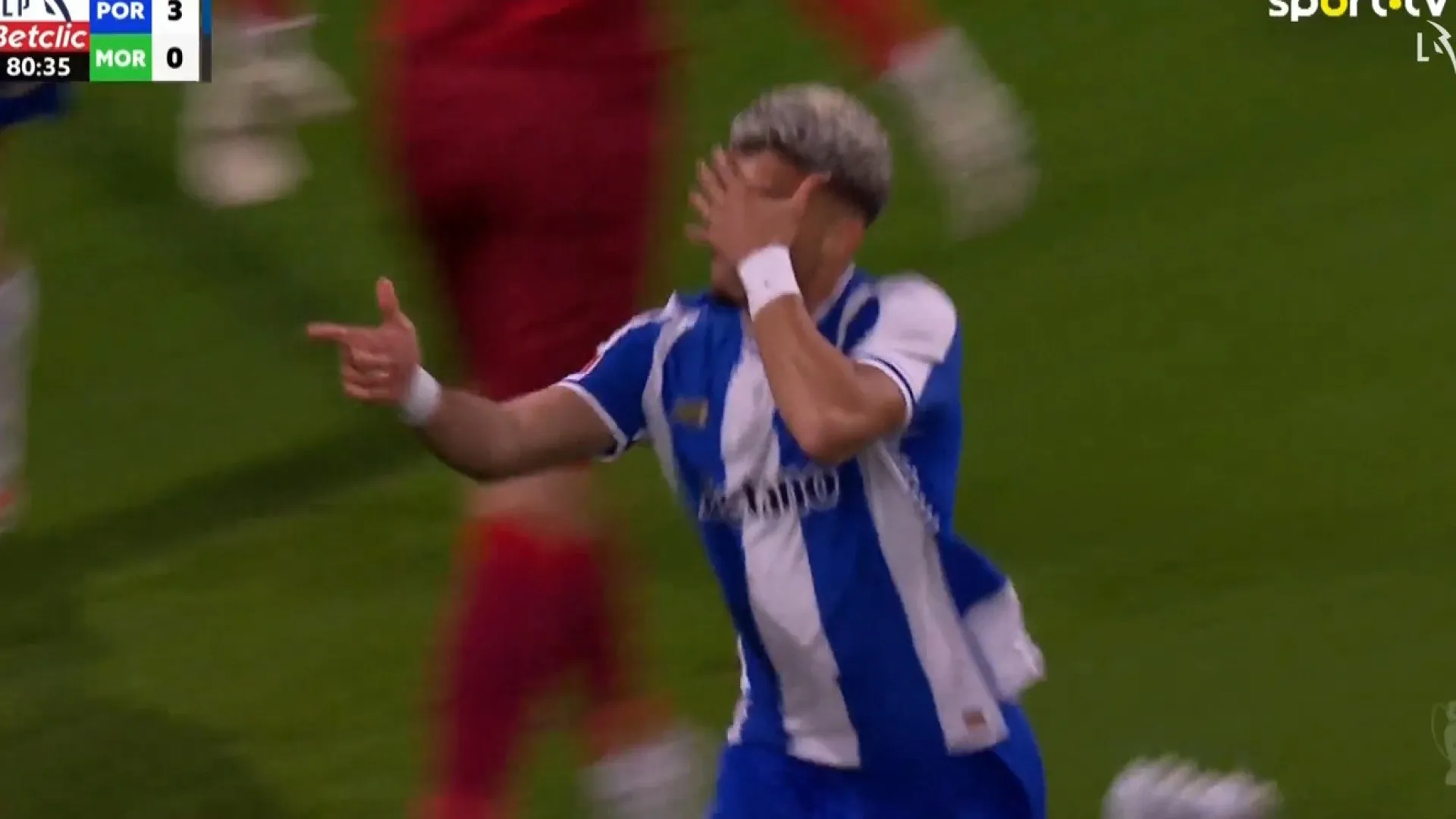 
                    Foi à lei da bomba. William Gomes festejou aniversário com este golaço
                