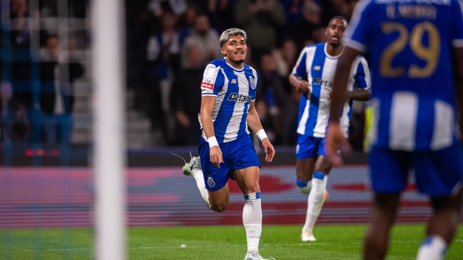 Superlativo. FC Porto vestiu-se de gala para dizer adeus aos rivais