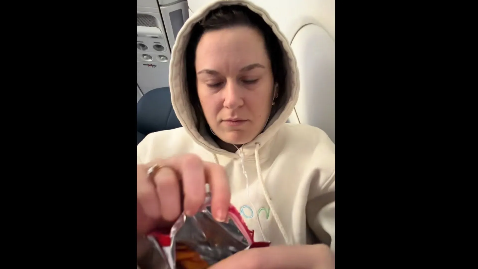 
                    Aperta a fome a mulher durante voo. O que lhe deram, deixou-a... igual
                