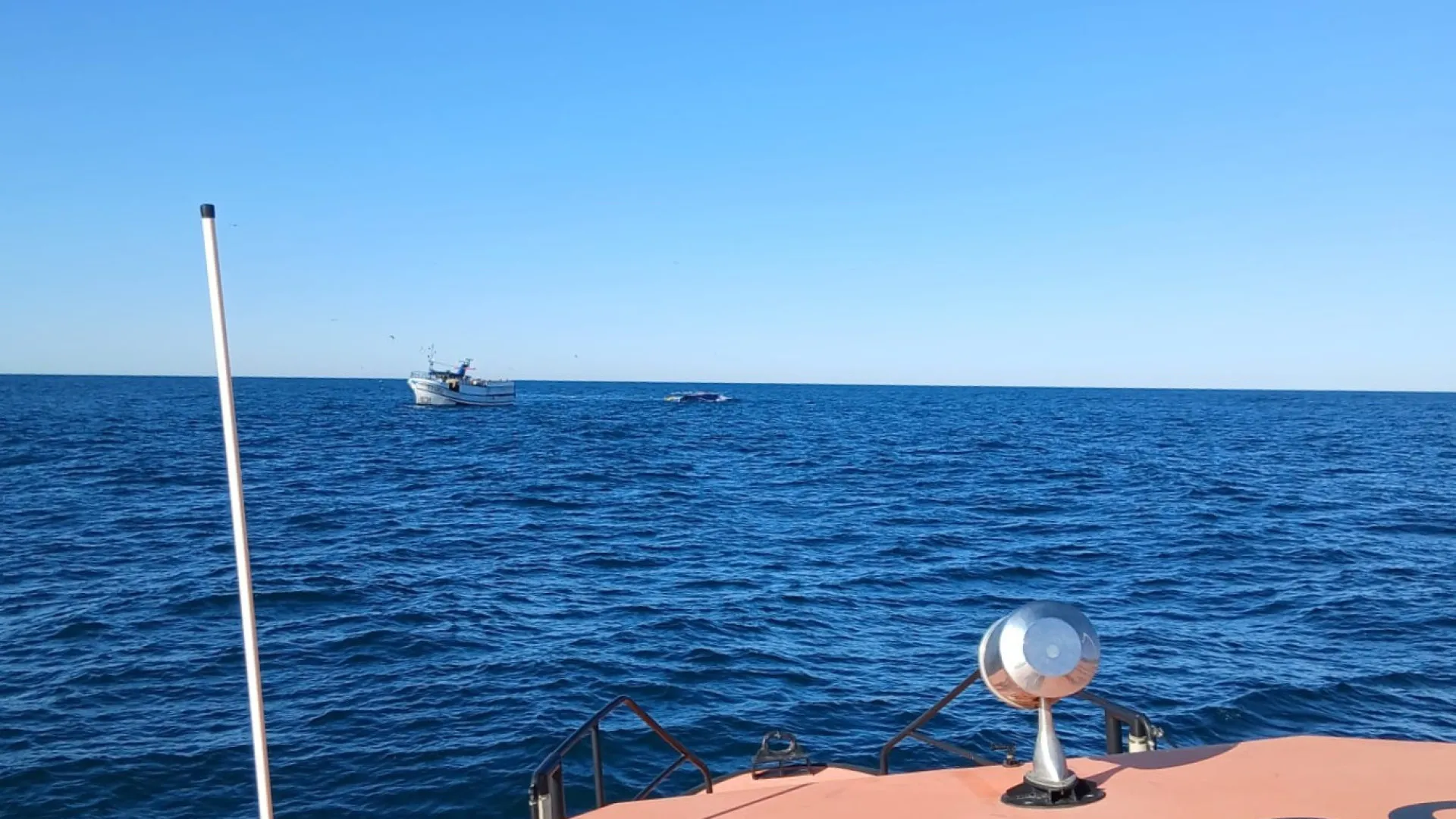 
                    Oito pescadores resgatados ao largo da Póvoa após barco ter 