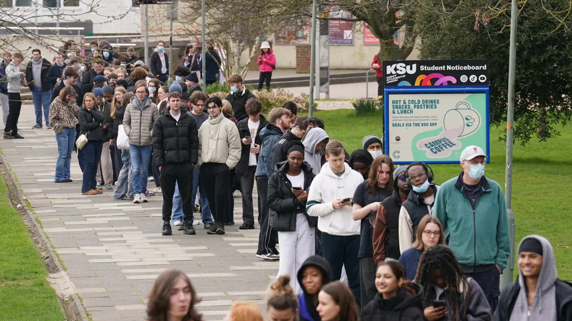 Surto de meningite leva centenas a fazer fila para receber antibióticos