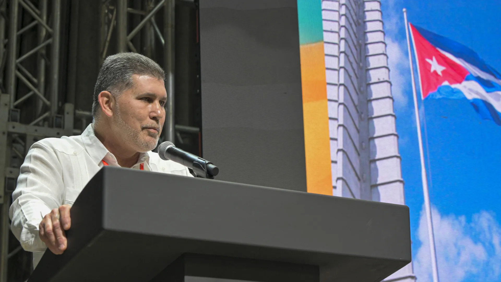 
                    Cuba abre investimento a cubanos no exterior em resposta à crise económica
                